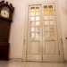 Allinterno del luminoso ingresso, allarredamento antico fa da contrasto una pi recente pavimentazione